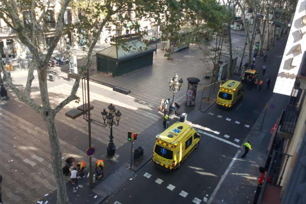 Efectivos de emergencia en las Ramblas tras el atropello múltiple en Barcelona.