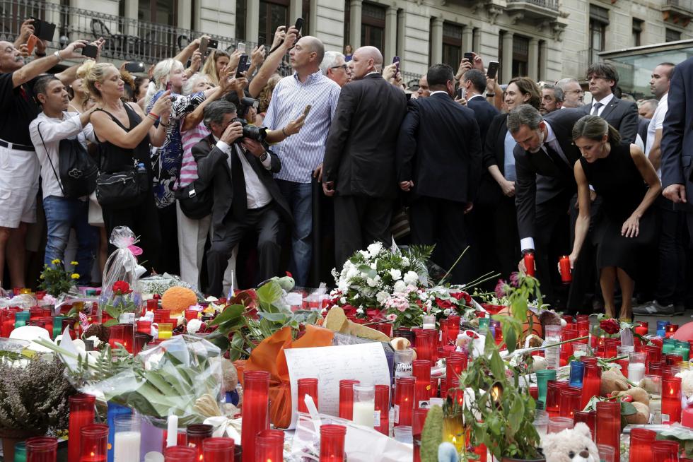Los Reyes visitan a los heridos y homenajean a las víctimas en Las Ramblas