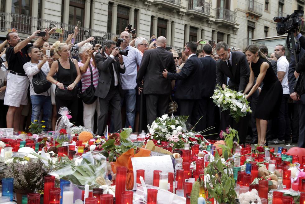 Los Reyes visitan a los heridos y homenajean a las víctimas en Las Ramblas
