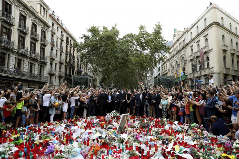 Los Reyes visitan a los heridos y homenajean a las víctimas en Las Ramblas