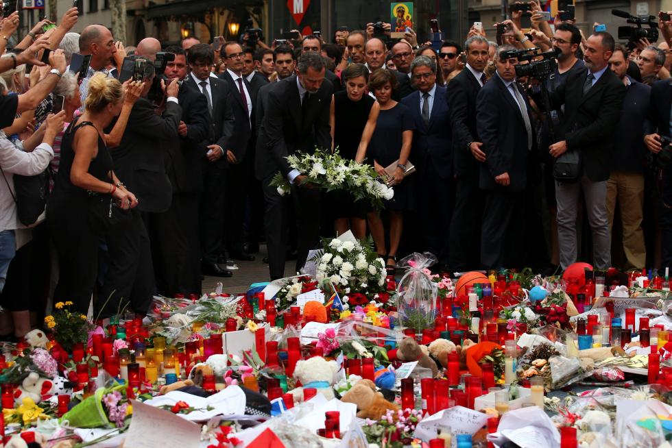 Los Reyes visitan a los heridos y homenajean a las víctimas en Las Ramblas