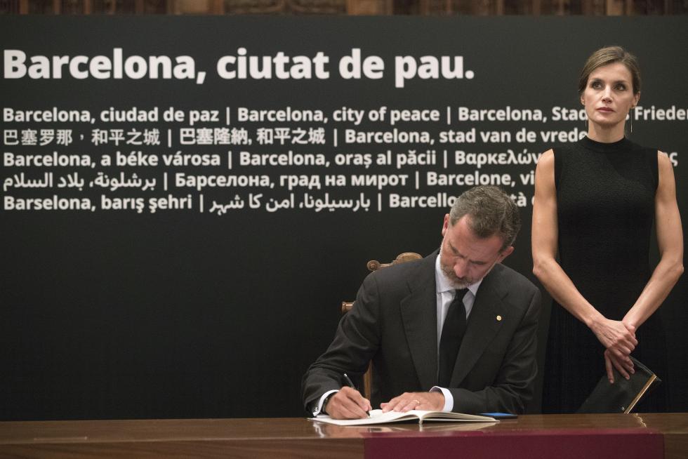 Los Reyes visitan a los heridos y homenajean a las víctimas en Las Ramblas