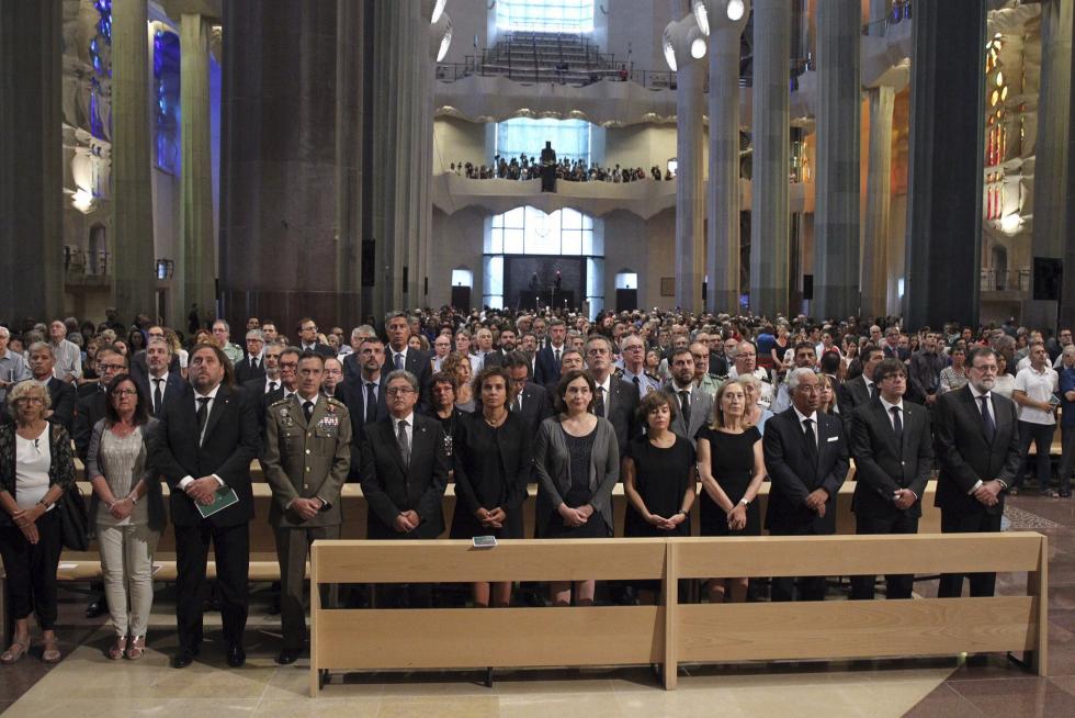 Autoridades presentes en la misa por la paz en la Sagrada Familia.
