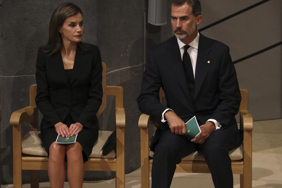 Misa por la paz en la Sagrada Familia presidida por los Reyes