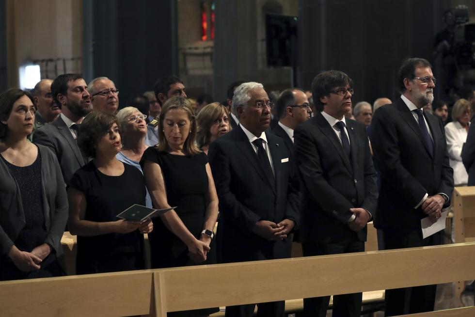 Misa por la paz en la Sagrada Familia presidida por los Reyes