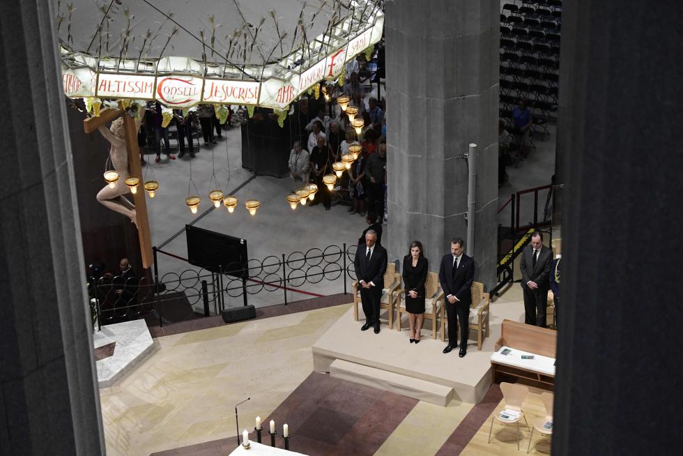 Misa por la paz en la Sagrada Familia presidida por los Reyes