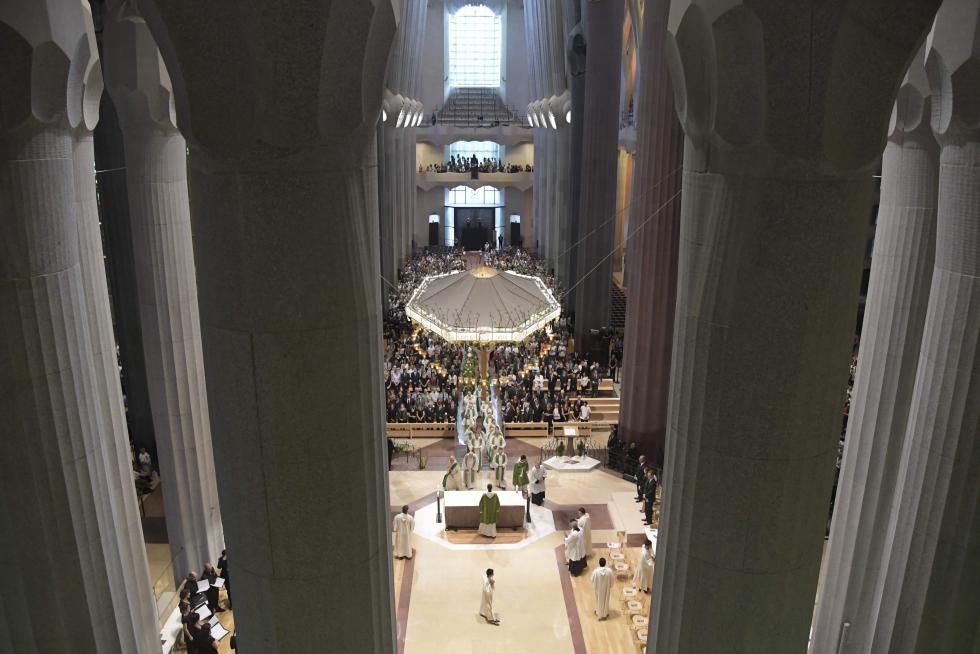 Misa por la paz en la Sagrada Familia presidida por los Reyes
