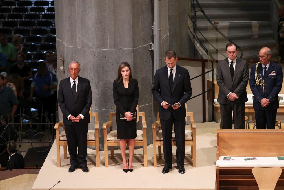 Misa por la paz en la Sagrada Familia presidida por los Reyes