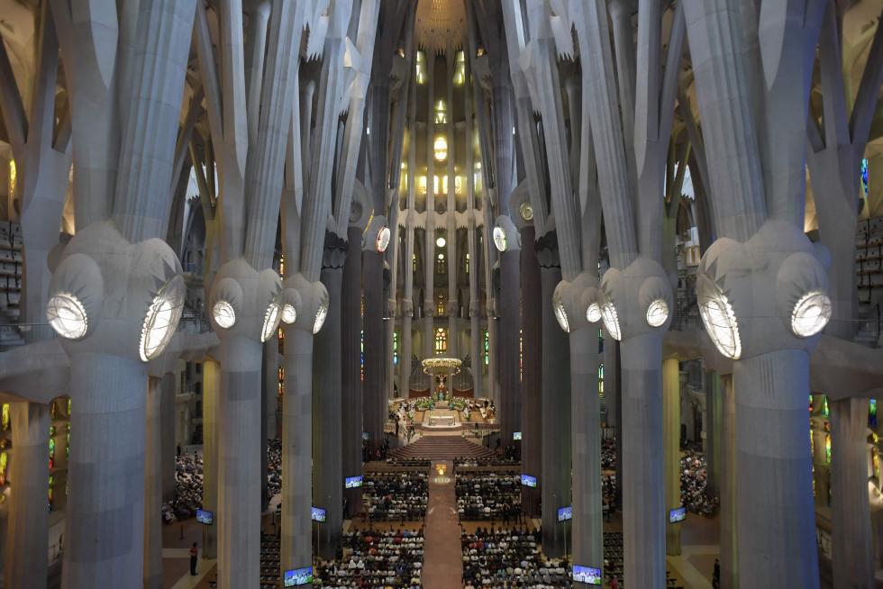 Misa por la paz en la Sagrada Familia presidida por los Reyes