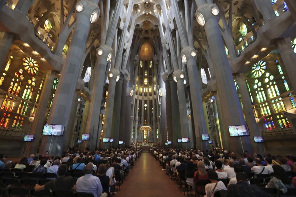 Misa por la paz en la Sagrada Familia presidida por los Reyes