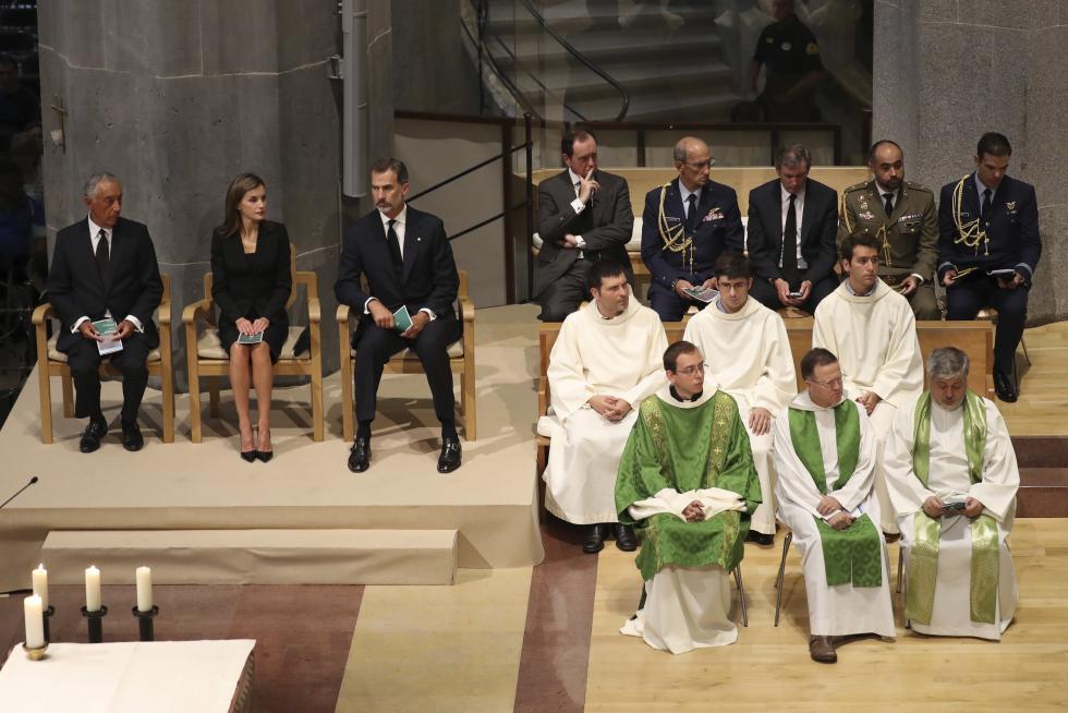 Misa por la paz en la Sagrada Familia presidida por los Reyes