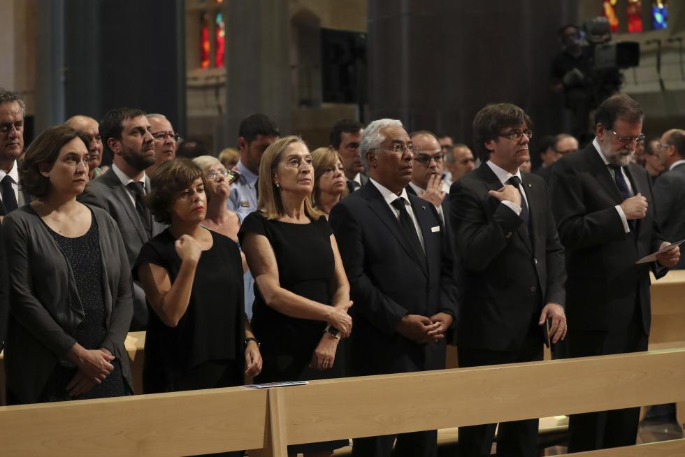 Misa por la paz en la Sagrada Familia presidida por los Reyes