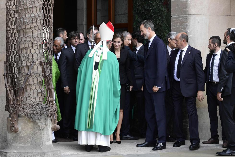 Misa por la paz en la Sagrada Familia presidida por los Reyes