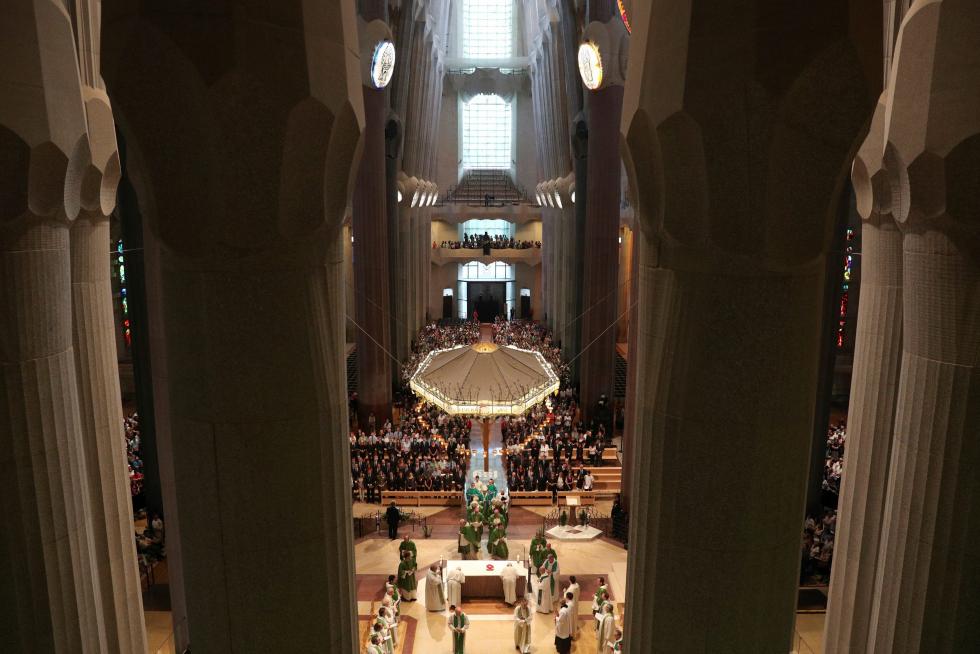 Misa por la paz en la Sagrada Familia presidida por los Reyes