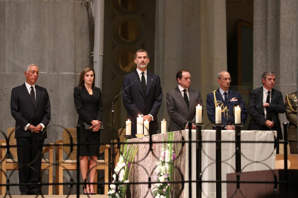 Misa por la paz en la Sagrada Familia presidida por los Reyes