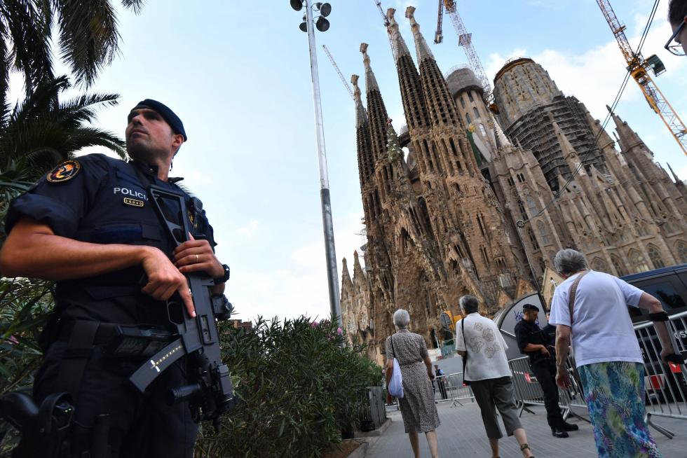 Fuertes medidas de seguridad en el exterior de la Sagrada Familia de Barcelona, donde se celebra la misa por las víctimas de los atentados de Cataluña.