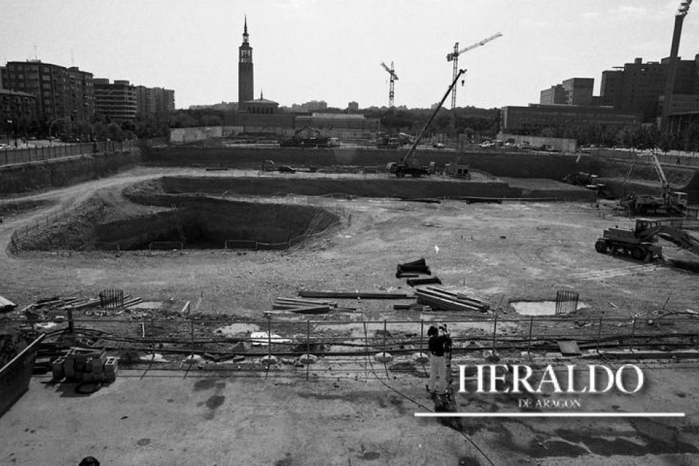 Obras en el solar donde se instalará el Auditorio de Zaragoza junto a la antigua Feria de Muestras, actual sede de la Cámara de Comercio de Zaragoza, en septiembre de 1991.