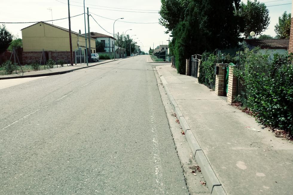 Acera que desvia la carretera en La Puebla de Hijar