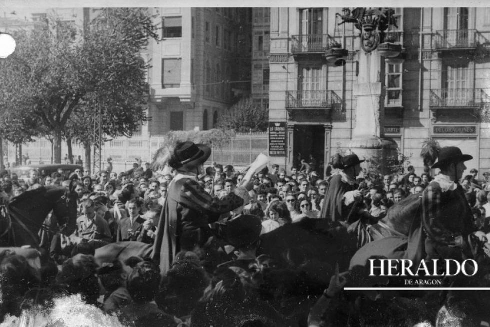 El eminente actor Carlos Lemos, pregonero de las fiestas del Pilar de Zaragoza, a caballo, el día 12 de octubre de 1948.
