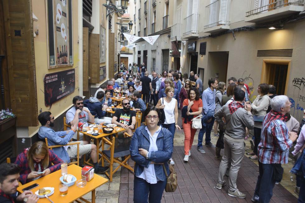 Los bares y terrazas del centro de Zaragoza lucen estos días llenos de gente con motivo de unas fiestas del Pilar en las que acompaña el buen tiempo.