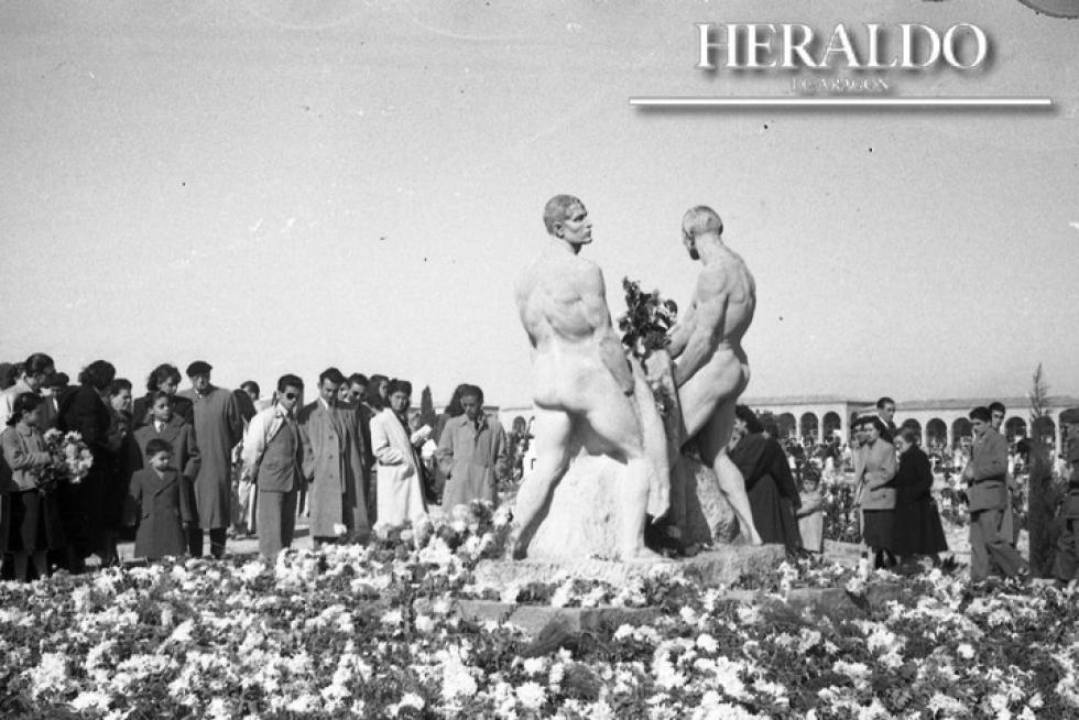 Día de Todos los Santos en el cementerio de Torrero de Zaragoza el 1 de noviembre de 1949. En la imagen, el Monumento a la Fosa Común del escultor José Bueno.