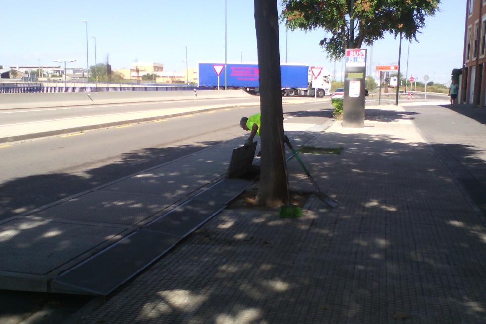 Plataforma de marquesina sin marquesina que lleva así 12 años. De 15 mtros de largo. Impide aparcar y es un foco de suciedad. Calle Jose Ramirez,80 de La Cartuja . Zaragoza