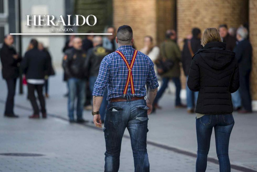 Víctor Laínez, de 55 años, fallecía el 12 de diciembre a consecuencia de la brutal agresión sufrida en la madrugada del viernes 8 de diciembre -presuntamente, a manos de Rodrigo Lanza- a la salida de un bar de la calle de Antonio Agustín, en la zona de Heroísmo de Zaragoza. En la imagen, uno de los amigos del fallecido, con tirantes con la bandera española, en el cementerio de Torrero.
