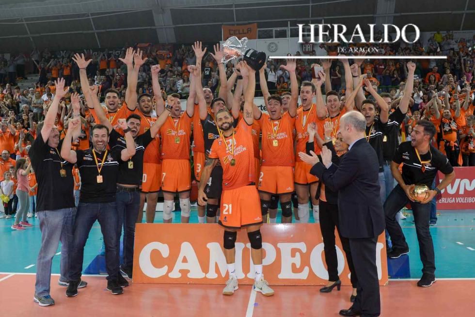 El CV Teruel se alzó con la Supercopa el 1 de noviembre. En la imagen, el capitán del CV Teruel, Thomas Ereu, levanta la Supercopa en medio de la enfervorizada afición.
