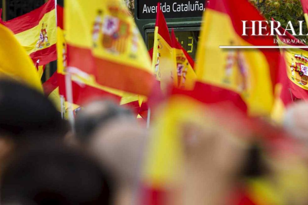 1-O. Curiosa fotografía de la manifestación en favor de la unidad de España y en contra del referéndum ilegal de Cataluña en Zaragoza.