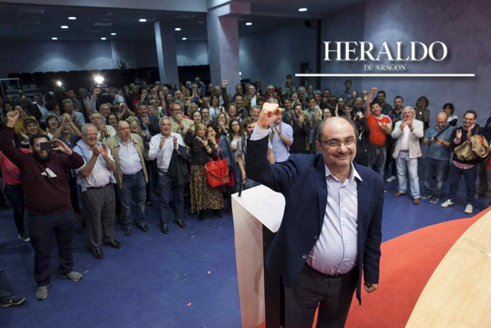 Javier Lambán, en la sede central del partido en Zaragoza tras ser proclamado vencedor de las primarias del PSOEAragón el 8 de octubre con el 56,7% de los votos, ante el 43,3% de su rival Carmen Dueso.