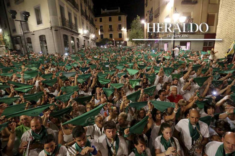 Pañuelos al viento en el adiós a San Lorenzo. Los oscenses abarrotaron el 15 de agosto la plaza de la basílica haciendo ondear las pañoletas a los sones del 'Adiós San Lorenzo, adiós' y teniendo como testigo el busto del patrón. Fue minutos antes del estallido de la traca y los fuegos, que a las 0.00 pusieron punto y final a las fiestas de 2017.