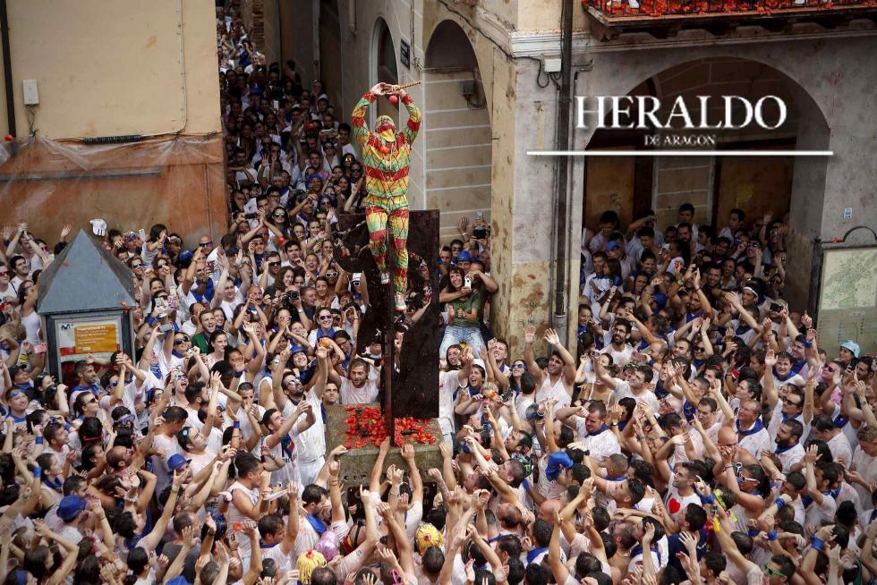 El Cipotegato se sube a su tradicional escultura el 27 de agosto en Tarazona tras cruzar una abarrotada plaza de España con lluvia de tomates incluida.