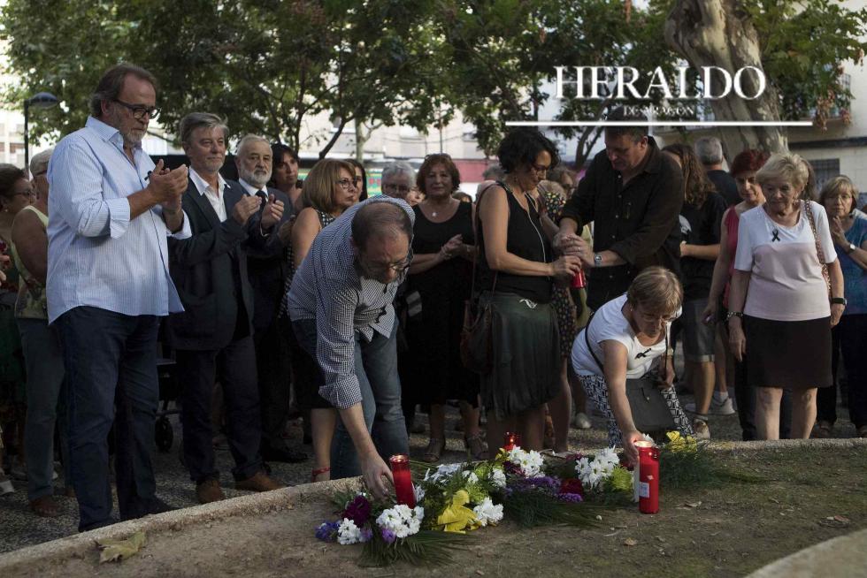 Matanza yihadista. El 17 de agosto, un terrorista irrumpió en Las Ramblas de Barcelona con una furgoneta y asesinó a 13 personas, además de herir a 100. Horas después, cinco terroristas que iban en un Audi A3 arrollaron a seis personas en Cambrils, tres de ellas vecinas de Zaragoza. A Ana María Suárez, de Zaragoza, la acuchillaron en la cabeza cuando salieron del coche en el paseo de las Palmeras de esta localidad tarraconense. En la imagen, el portavoz socialista Carlos Pérez Anadón y el alcalde Pedro Santisteve aplauden en el homenaje brindado en la plaza de Jesús de Zaragoza a la aragonesa asesinada.