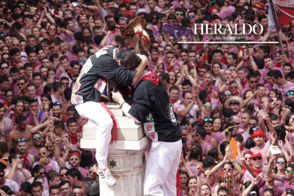 El Torico y su pañuelo rojo desatan la euforia en el inicio de las Fiestas de la Vaquilla en Teruel. Los encargados de poner el pañuelo este año, José Antonio Sánchez y Chencho Muñoz -vaquilleros de la peña Los que Faltaban- se abrazaron emocionados el 8 de julio.