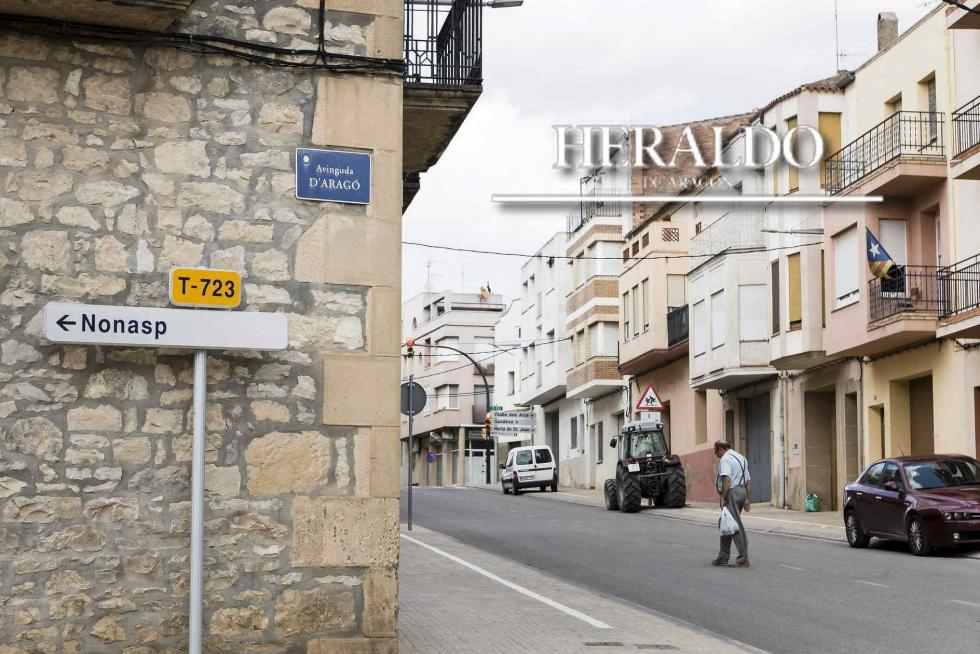 En julio HERALDO se trasladó a la localidad tarraconense de Batea por el debate generado tras unas palabras del alcalde, Joaquim Paladella, quien había valorado públicamente la posibilidad de que el municipio abandonara Cataluña y se uniera a Aragón. En la imagen, la avenida de Aragón convive con las esteladas.
