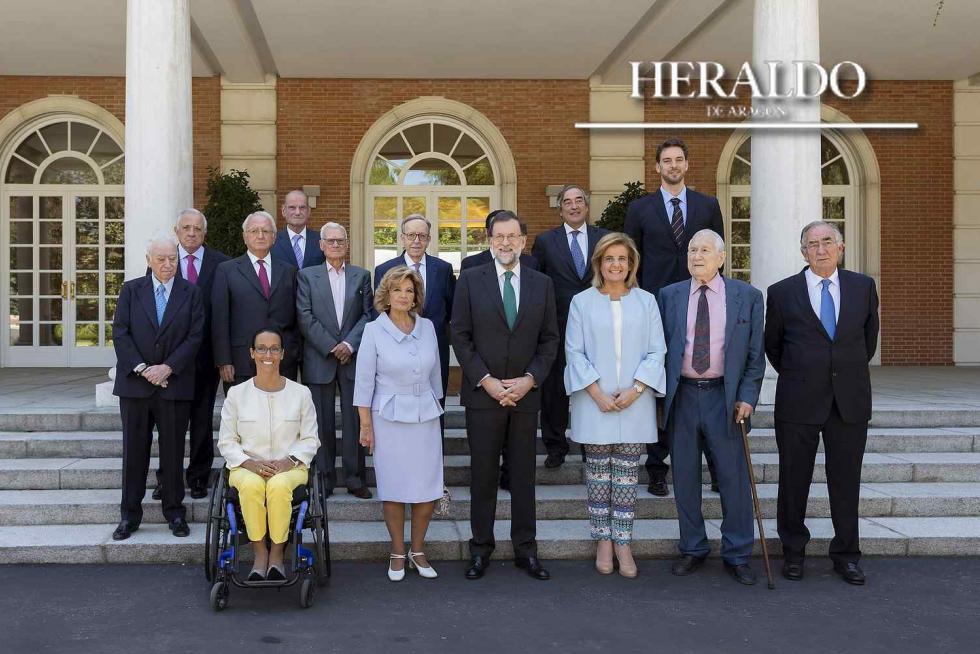 El expresidente de Ibercaja Amado Franco (primero por la derecha) y la deportista Teresa Perales (izquierda) recibieron el 27 de julio la Medalla de Oro al Mérito en el Trabajo de manos del presidente del Gobierno, Mariano Rajoy. En la imagen, los trece galardonados se fotografiaron con Rajoy en las escaleras de Moncloa.