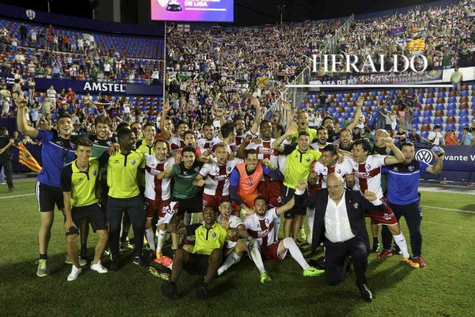 La SD Huesca entraba en el 'play off' de ascenso a Primera por la puerta grande el 10 de junio, tras ganar al UD Levante por 1-2. En la imagen, los jugadores se dirigieron hacia la zona del campo con aficionados llegados desde Huesca.