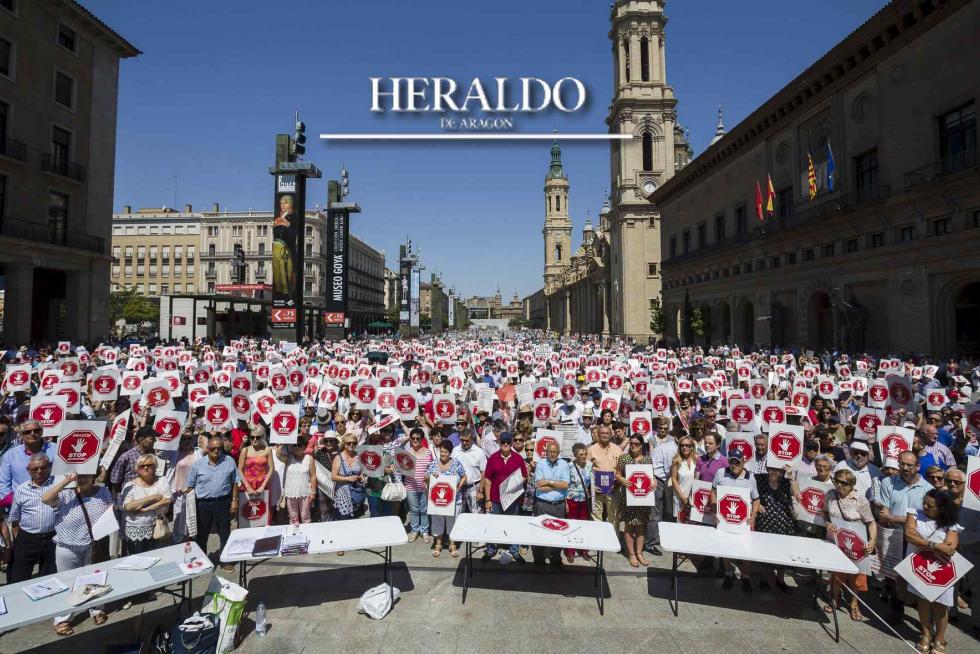 El año vivió muchas manifestaciones convocadas por la Plataforma Stop Sucesiones. En la imagen, uno de ellas -con más de un millar de personas- en la plaza del Pilar, el 11 de junio.