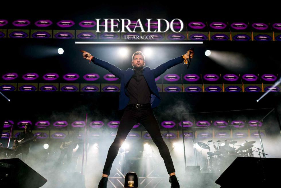 David Bisbal puso a bailar al pabellón Príncipe Felipe ante más de 5.500 personas el 17 de junio. El cantante volvió para las Fiestas del Pilar y actuó gratis en una abarrotada plaza del Pilar.
