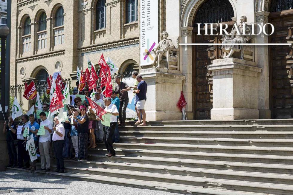 Los sindicatos se manifestaron a las puertas del Paraninfo el 22 de junio, con una temperatura que rondaba los 40 grados, para pedir que se agilizase la oferta de empleo público y solicitar una verdadera carrera profesional para este colectivo, que agrupa a alrededor de 1.500 profesionales en la Universidad de Zaragoza.