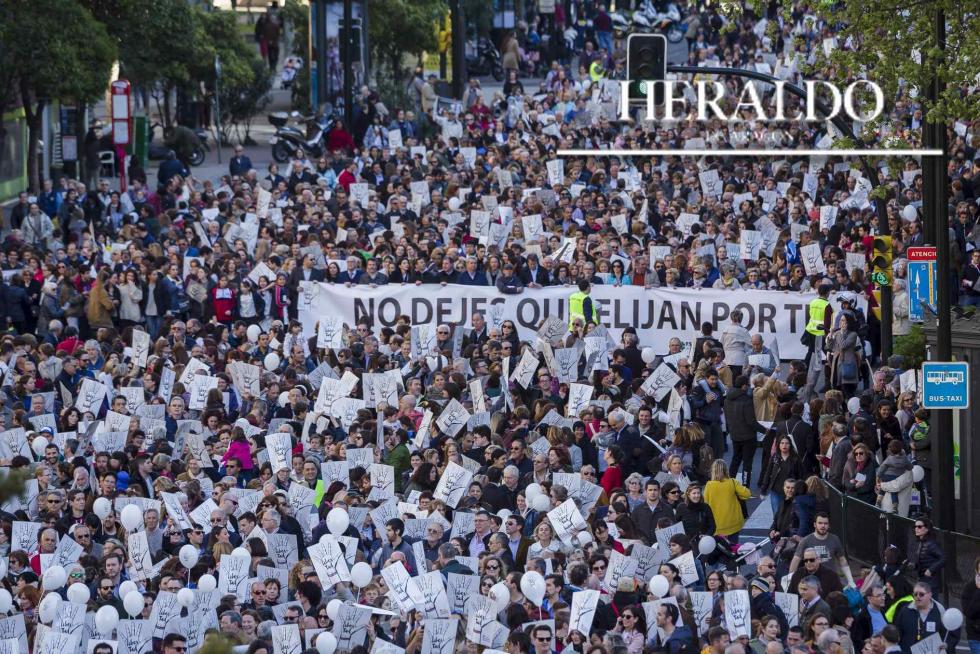 Una de las estampas que dejó la multitudinaria marcha de la concertada el 4 de abril, que llenó la capital aragonesa de mensajes por la libertad de elección.