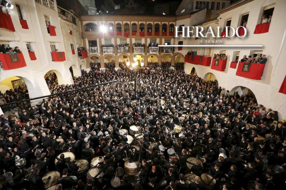 Siete pueblos de la Ruta del Tambor y el Bombo volvieronun año más a romper la hora en un estruendo lleno de sentimiento. La plaza de la villa de Híjar (en la imagen) volvió a convertirse en uno de los centros neurálgicos de la Semana Santa aragonesa.