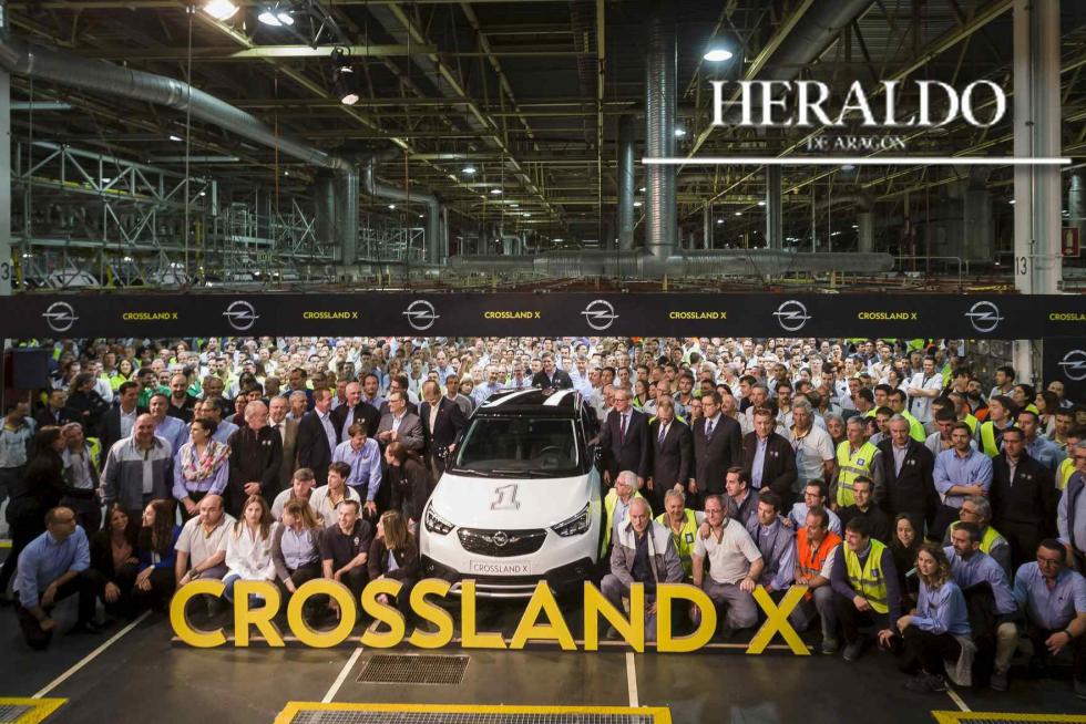 Opel celebró el 2 de mayo en la planta de Figueruelas el lanzamiento del Crossland X, primer coche que se produce en el marco de la alianza firmada por la filial europea de General Motors y el grupo francés PSA en 2012. En la imagen, directivos de Opel, encabezados por Karl-Thomas Neumann, y trabajadores de la planta de Figueruelas, en la cadena.