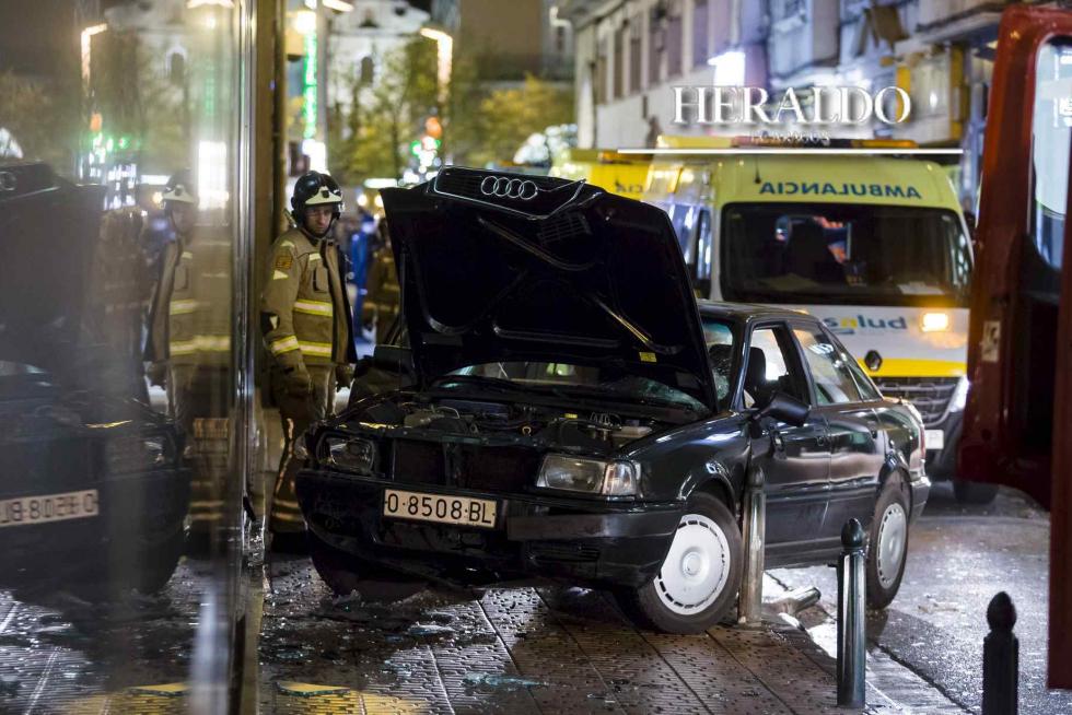 Aparatoso accidente minutos después de las 21.00 del 29 de marzo a la salida del aparcamiento de El Corte Inglés en la calle de San Miguel de Zaragoza. Una conductora explicó que el pie se le quedó atrapado en el acelerador, remontó la acera y empotró su coche en la foto contra los bajos de un edificio, atropellando a cuatro peatones.