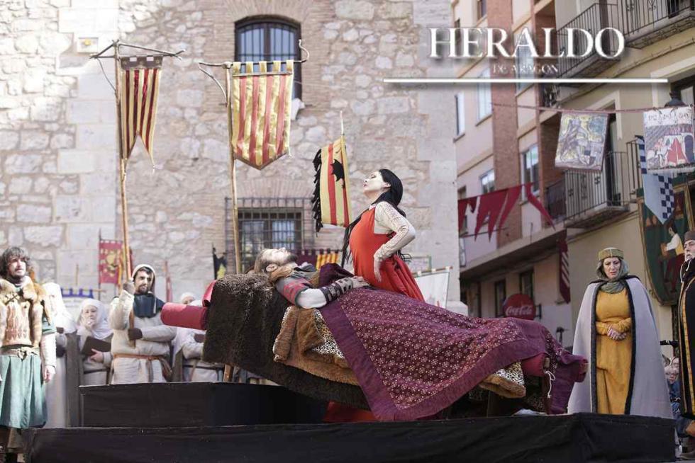 Ha sido un año muy especial en la ciudad del amor por la celebración del 800 aniversario de los Amantes de Teruel. El 19 de febrero, miles de personas asistieron a la escena final de la representación popular: Isabel muere de amor tras darle al cadáver de Diego el beso que le negó en vida.