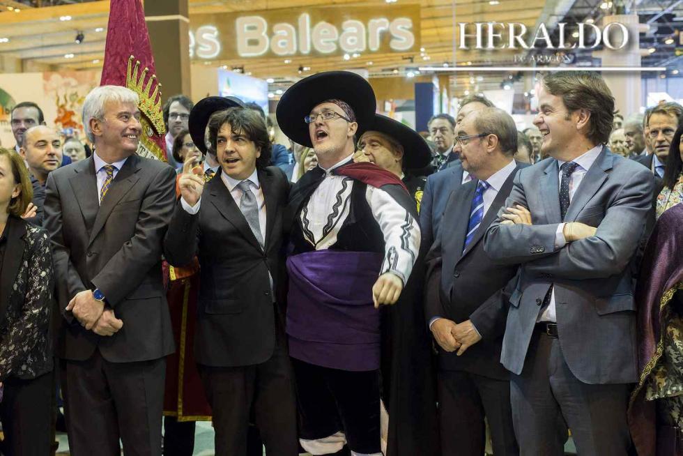 Gustavo Alcalde, Mario Garcés, Ramón Ipas, Javier Lambán y Roberto Bermúdez de Castro, mientras sonaba el himno de Jaca durante el Día de Aragón en Fitur el 20 de enero.