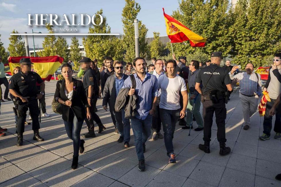 Asamblea de Unidos Podemos el 24 de septiembre en defensa de un referéndum pactado en Cataluña en el centro deportivo municipal Siglo XXI de Zaragoza. Unidos Podemos ordenó el día anterior retirar las banderas de Europa, España, Aragón y Zaragoza del centro. La decisión unilateral de la organización del acto saltó por la tarde a las redes sociales y generó tal oleada de críticas que el alcalde Santisteve ordenó reponerlas. En la imagen, Alberto Garzón, coordinador de IU, llega al centro rodeado de manifestantes.