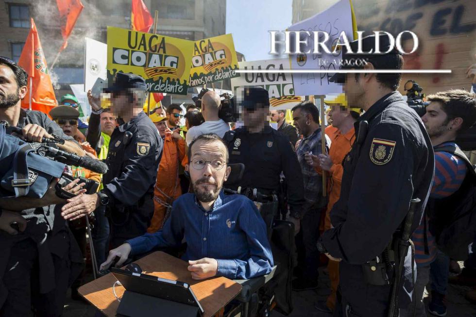 El entonces líder de Podemos Aragón, Pablo Echenique, decidió salir del interior del palacio de la Aljafería al encuentro de los convocantes de la protesta donde agricultores y ganaderos exhibían pancartas a favor de la ganadería extensiva el 10 de marzo. Los manifestantes, que evidentemente no estaban para gestos y fotos, lo recibieron con abucheos, pitidos, humo (del que se usa para las abejas) y algún insulto.