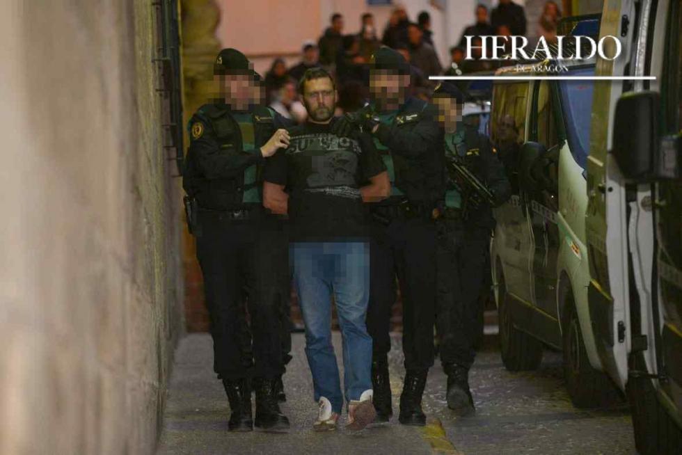 El 14 de diciembre Norbert Feher, alias Igor el Ruso, mata a tiros en Andorra a los agentes de la Benemérita, Víctor Romero y Víctor Jesús Caballero, y a José Luis Iranzo, nieto del Pastor de Andorra. Feher permanecía fugado desde que el día 5 de diciembre hiriera con arma de fuego a dos hombres, que le sorprendieron robando en una casa de campo de Albalate del Arzobispo. En la imagen, el autor confeso del triple asesinato, conducido por los agentes a la cárcel de Teruel.