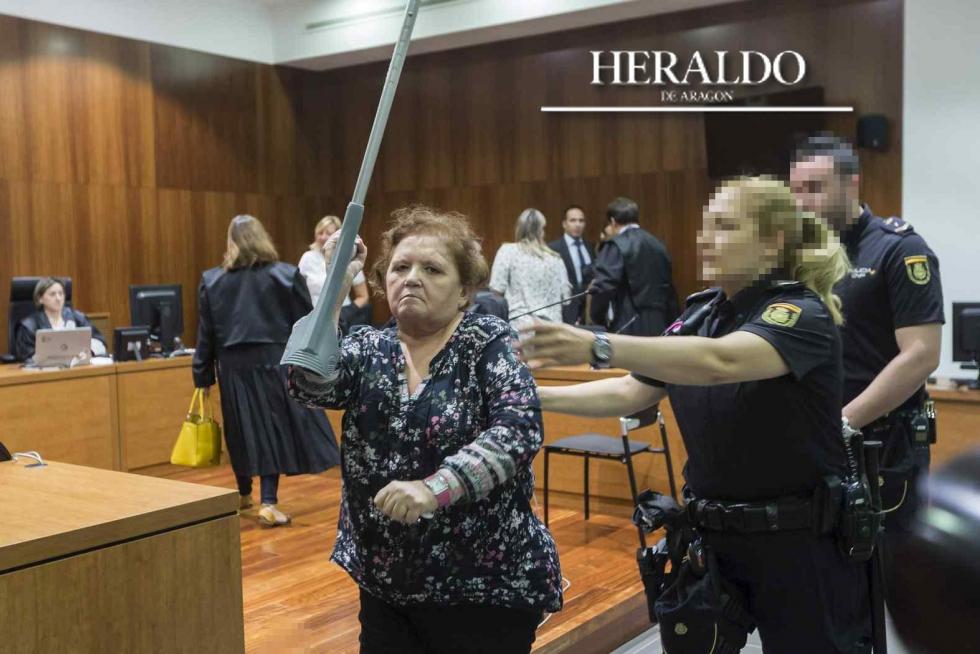 El tribunal popular consideró culpable por unanimidad el 26 de junio a Carmen Alejandre Soriano, de 64 años, del incendio en 2015 la residencia de Santa Fe, que causó nueve muertes. El jurado no tuvo ninguna duda en señalarla como única autora material. En la imagen se ve como Carmen Alejandre Soriano reprende a los periodistas presentes en la sala de vistas.